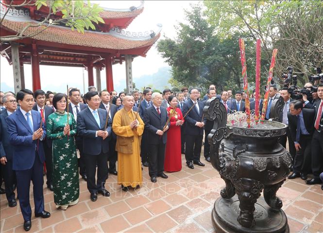 Trong ảnh: Tổng Bí thư, Chủ tịch nước Nguyễn Phú Trọng, Phu nhân và các đại biểu dâng hương tại đền Ngọc Sơn, Hà Nội. Ảnh: Lâm Khánh – TTXVN