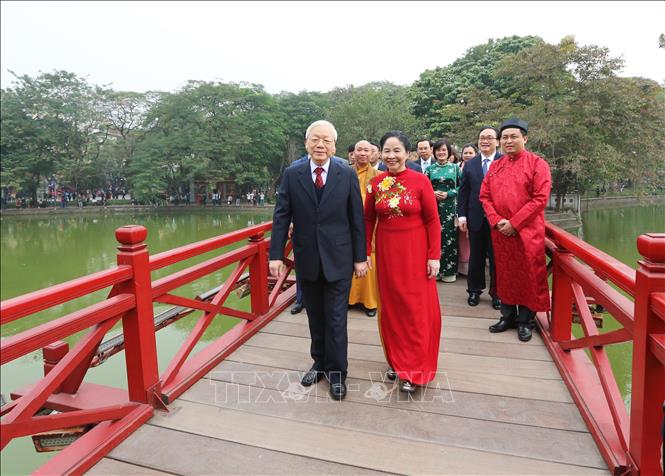 Trong ảnh: Tổng Bí thư, Chủ tịch nước Nguyễn Phú Trọng và Phu nhân trên cầu Thê Húc, hồ Hoàn Kiếm. Ảnh : Lâm Khánh – TTXVN