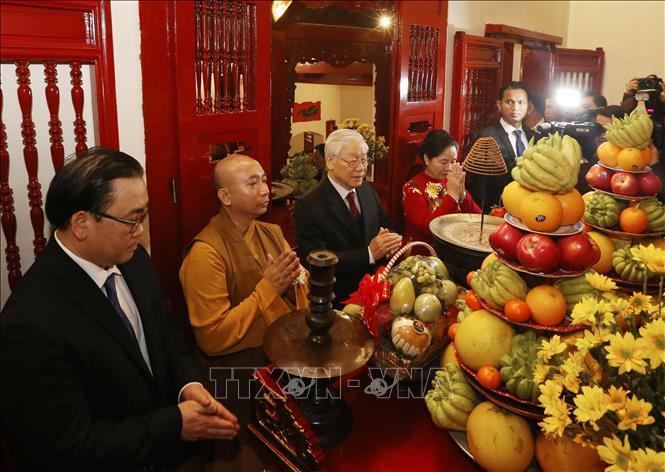 Trong ảnh: Tổng Bí thư, Chủ tịch nước Nguyễn Phú Trọng, Phu nhân và các đại biểu dâng hương tại hậu cung đền Ngọc Sơn, Hà Nội. Ảnh: Lâm Khánh – TTXVN