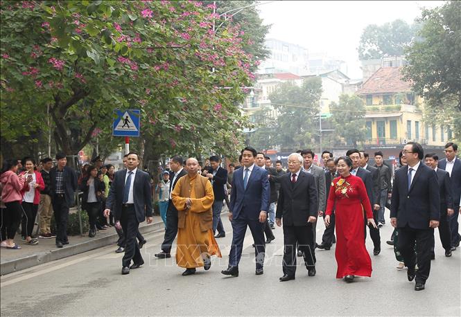 Trong ảnh: Tổng Bí thư, Chủ tịch nước Nguyễn Phú Trọng, Phu nhân và các đại biểu tại khu vực phố đi bộ hồ Hoàn Kiếm, Hà Nội. Ảnh: Lâm Khánh – TTXVN