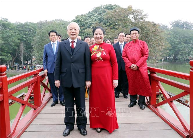 Trong ảnh: Tổng Bí thư, Chủ tịch nước Nguyễn Phú Trọng và Phu nhân trên cầu Thê Húc. Trọng Đức - TTXVN