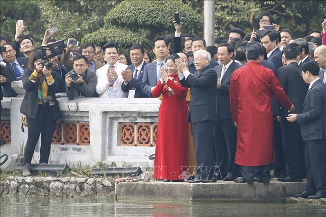 Trong ảnh: Tổng Bí thư, Chủ tịch nước Nguyễn Phú Trọng và Phu nhân sau khi thực hiện nghi lễ thả cá tại hồ Hoàn Kiếm. Ảnh: Doãn Tấn - TTXVN