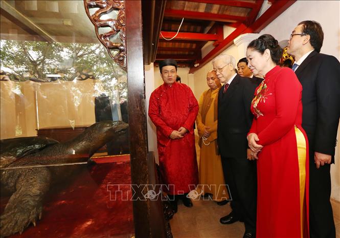 Trong ảnh: Tổng Bí thư, Chủ tịch nước Nguyễn Phú Trọng và Phu nhân tham quan nơi lưu giữ 