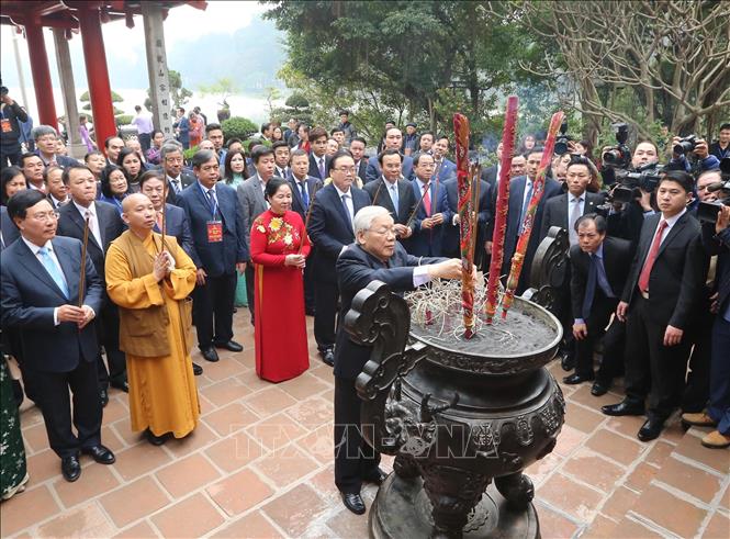 Trong ảnh: Tổng Bí thư, Chủ tịch nước Nguyễn Phú Trọng, Phu nhân và các đại biểu dâng hương tại đền Ngọc Sơn, Hà Nội. Ảnh: Lâm Khánh – TTXVN