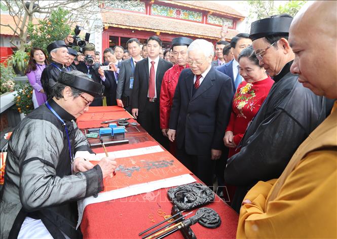 Trong ảnh: Tại đền Ngọc Sơn, thầy đồ viết tặng hai chữ 