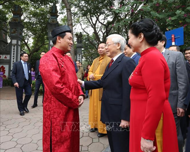 Trong ảnh: Tổng Bí thư, Chủ tịch nước Nguyễn Phú Trọng, Phu nhân với các đại biểu, kiều bào tại khu vực đền Ngọc Sơn. Ảnh: Lâm Khánh – TTXVN