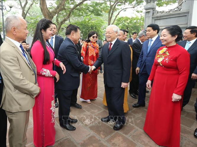 Trong ảnh: Tổng Bí thư, Chủ tịch nước Nguyễn Phú Trọng, Phu nhân với các đại biểu, kiều bào tại khu vực đền Ngọc Sơn. Ảnh: Lâm Khánh – TTXVN