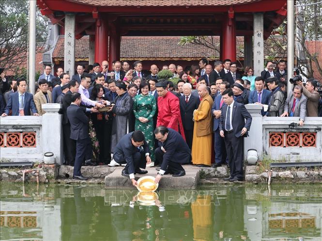Trong ảnh: Phó Thủ tướng, Bộ trưởng Bộ Ngoại giao Phạm Bình Minh và  Bí thư Thành ủy Hà Nội Hoàng Trung Hải thả cá chép tại hồ Hoàn Kiếm.Ảnh : Trí Dũng – TTXVN