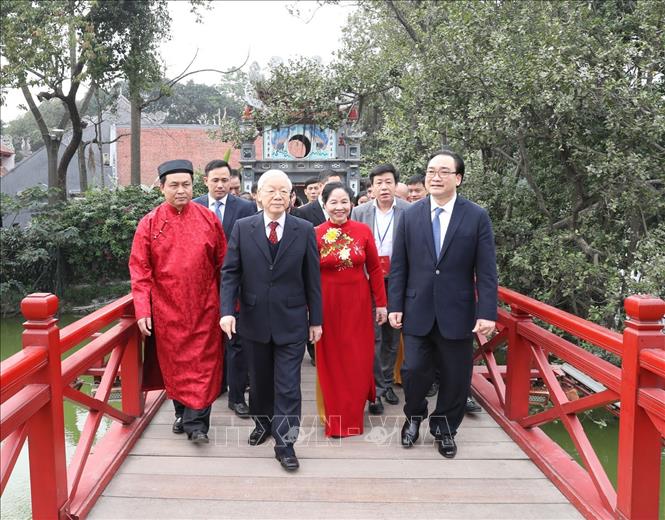 Trong ảnh:Tổng Bí thư , Chủ tịch nước Nguyễn Phú Trọng và Phu nhân trên cầu Thê Húc, hồ Hoàn Kiếm.Ảnh : Trí Dũng – TTXVN