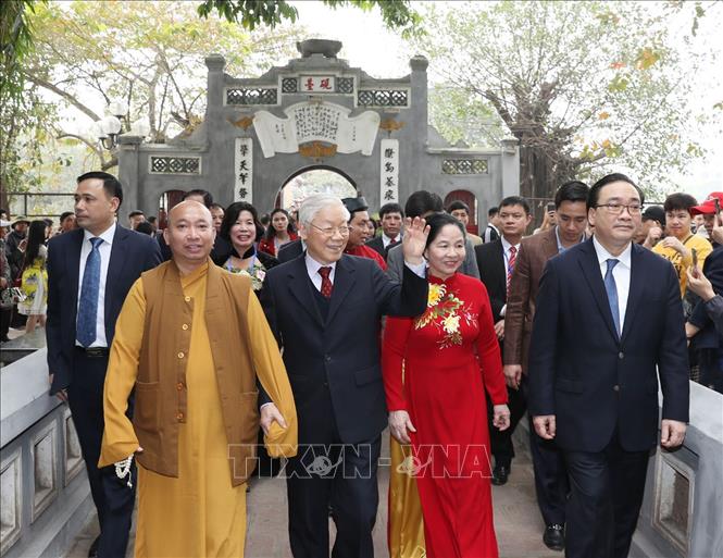 Trong ảnh:Tổng Bí thư , Chủ tịch nước Nguyễn Phú Trọng vẫy chào  nhân dân vui xuân đón Tết bên hồ Hoàn Kiếm.Ảnh : Trí Dũng – TTXVN