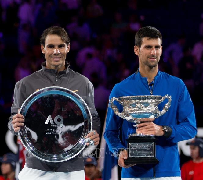 Trong ảnh: Tay vợt Serbia Novak Djokovic (phải) nhận cúp vô địch và Rafael Nadal giành đĩa bạc Australia Open 2019 tại Melbourne ngày 27/1/2019. Ảnh: THX/TTXVN