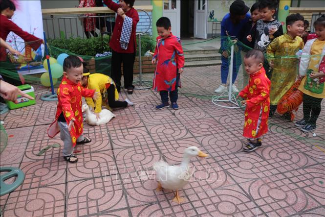 Trong ảnh: Trẻ thích thú với trò chơi bắt vịt. Ảnh: Bích Huệ - TTXVN