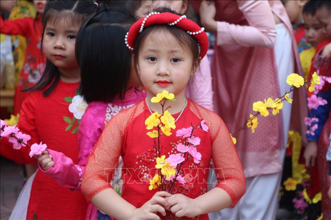 Mỗi mùa xuân về, Tết quê luôn mang đến cho chúng ta niềm vui, niềm hạnh phúc đầy tươi mới. Nhìn vào những bức ảnh Tết quê, bạn sẽ cảm nhận được sự nồng nàn, sự tươi trẻ và sự chân thật của người dân Việt Nam, qua đó khơi gợi những ký ức đẹp trong tâm hồn bạn.