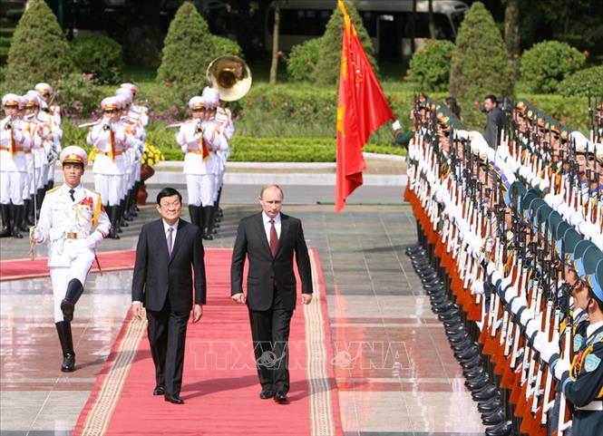 Trong ảnh: Chủ tịch nước Trương Tấn Sang và Tổng thống Liên bang Nga Vladimir Putin duyệt đội danh dự Quân đội nhân dân Việt Nam tại Lễ đón ở Phủ Chủ tịch ngày 12/11/2013, trong chuyến thăm cấp Nhà nước tới Việt Nam. Ảnh: Thống Nhất-TTXVN
