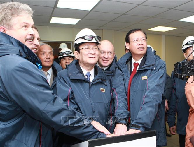 Trong ảnh: Chủ tịch nước Trương Tấn Sang thăm Khu tự trị Nenets và dự lễ bấm nút khởi động đưa khu mỏ Tây Khosedaiu của Liên doanh Dầu khí Việt-Nga (Rusvietpetro) vào khai thác, ngày 29/7/2012, trong chuyến thăm cấp Nhà nước LB Nga từ 26-30/7/2012. Ảnh: Nguyễn Khang – TTXVN