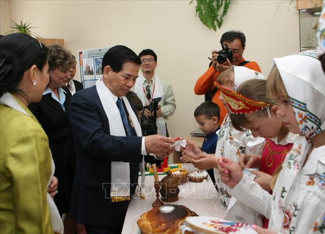 Trong ảnh: Chủ tịch nước Nguyễn Minh Triết thăm trường Phổ thông Radonetsky (thuộc nước Cộng hòa Kalmykia), trong khuôn khổ chuyến thăm cấp Nhà nước tới Liên bang Nga từ ngày 10-12/5/2010. Ảnh:  Nguyễn Khang – TTXVN