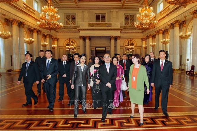 Trong ảnh: Chủ tịch Quốc hội Nguyễn Sinh Hùng đến thăm Cung điện mùa Đông - Bảo tàng Ermitaz tại Saint Petersburg, ngày 10/3/2013, trong chuyến thăm chính thức Liên bang Nga từ ngày 9-12/3/2013. Ảnh: Nhan Sáng-TTXVN