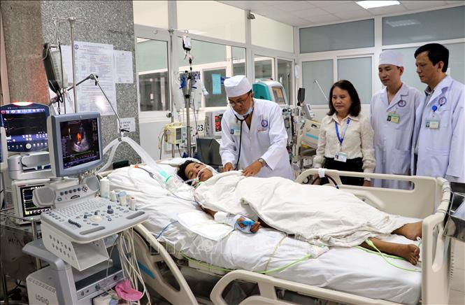 Trong ảnh: Bệnh nhân Trần Thị Ánh Đào đã tỉnh táo trở lại, chuẩn bị được tháo máy thở và ngưng điều trị bằng máy ECMO. Ảnh: Trung Hiếu-TTXVN