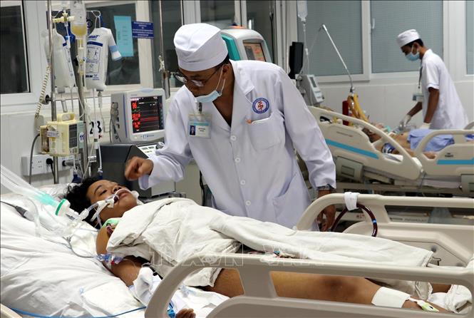 Trong ảnh: Bệnh nhân Trần Thị Ánh Đào đã tỉnh táo trở lại, chuẩn bị được tháo máy thở và ngưng điều trị bằng máy ECMO. Ảnh: Trung Hiếu-TTXVN