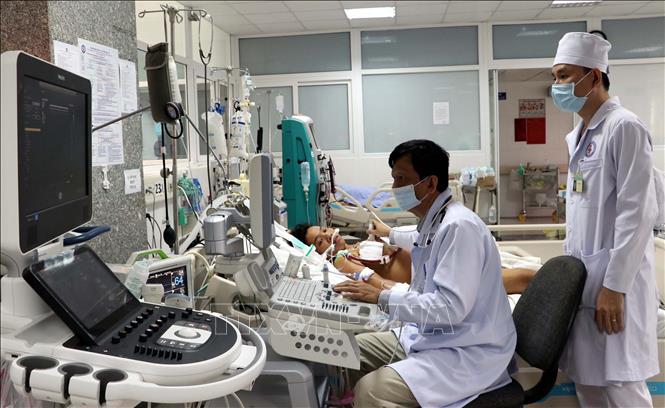 Trong ảnh: Bệnh nhân Trần Thị Ánh Đào đã tỉnh táo trở lại, chuẩn bị được tháo máy thở và ngưng điều trị bằng máy ECMO. Ảnh: Trung Hiếu-TTXVN