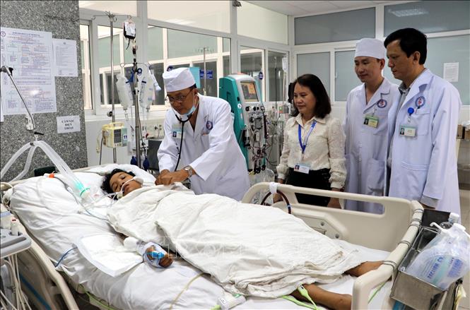 Trong ảnh: Bác sĩ thăm khám cho sản phụ Trần Thị Ánh Đào. Ảnh: Trung Hiếu - TTXVN
