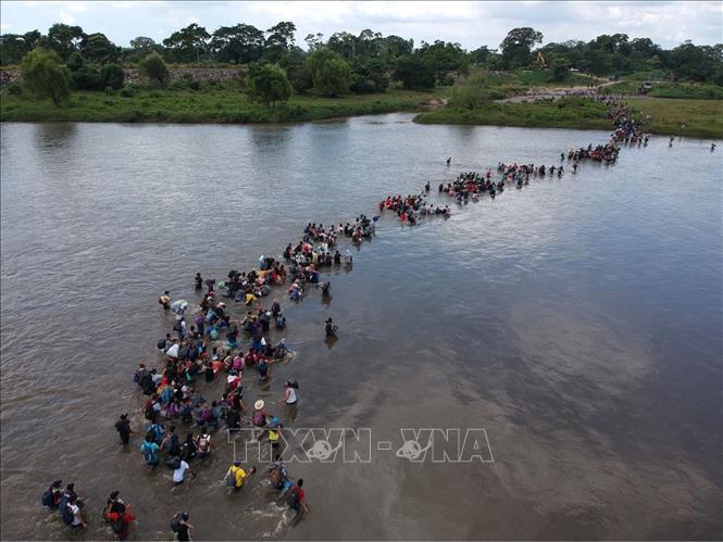 Trong ảnh (tư liệu): Người di cư Trung Mỹ từ Tecun Uman (Guatemala), vượt sông Suchiate để vào Mexico chờ được làm thủ tục tị nạn tại Mỹ ngày 2/11/2018. Ảnh: AFP/TTXVN