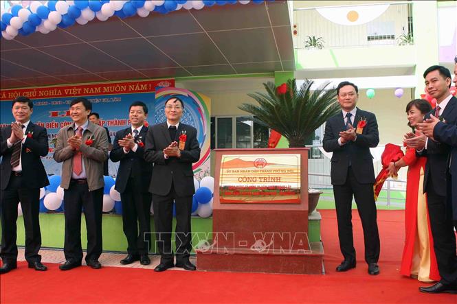 Trong ảnh: Trường Mầm non Phù Đổng, xã Phù Đổng, huyện Gia Lâm(Hà Nội) được gắn biển công trình cấp thành phố chào mừng kỷ niệm 89 năm Ngày thành lập Đảng cộng sản Việt Nam. Ảnh: Thanh Tùng-TTXVN