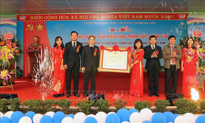 Trong ảnh: Trường Mầm non Phù Đổng đón Bằng công nhận trường mầm non đạt chuẩn Quốc gia mức độ II. Ảnh: Thanh Tùng-TTXVN