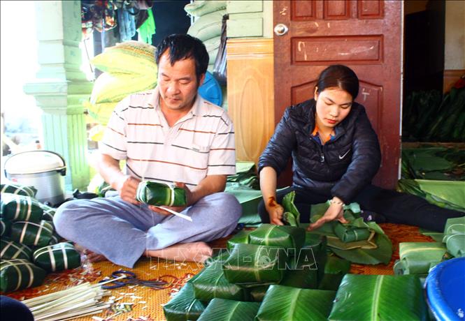 Trong ảnh: Bánh chưng Vĩnh Hòa sau khi gói được buộc chặt bằng lạt một cách đẹp mắt. Ảnh: Tá Chuyên – TTXVN
