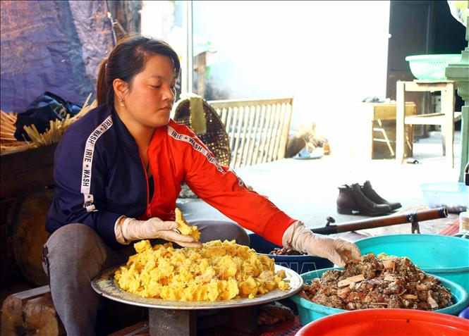 Trong ảnh: Nhân của bánh chưng Vĩnh Hòa được làm từ các nguyên liệu gồm: đậu xanh, thịt lợn và hành củ. Ảnh: Tá Chuyên – TTXVN