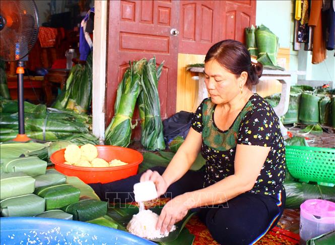 Trong ảnh: Riêng tháng Tết, mỗi gia đình tại làng nghề làm bánh, bún Vĩnh Hòa thu nhập khoảng 50 – 100 triệu đồng/hộ. Ảnh: Tá Chuyên – TTXVN