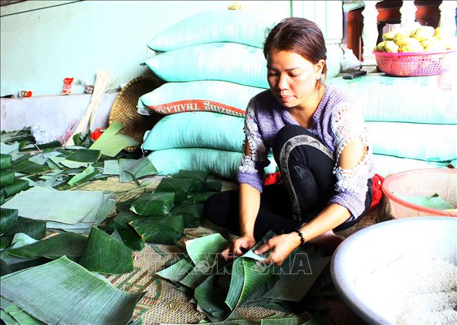 Trong ảnh: Riêng tháng Tết, mỗi gia đình tại làng nghề làm bánh, bún Vĩnh Hòa thu nhập khoảng 50 – 100 triệu đồng/hộ. Ảnh: Tá Chuyên – TTXVN