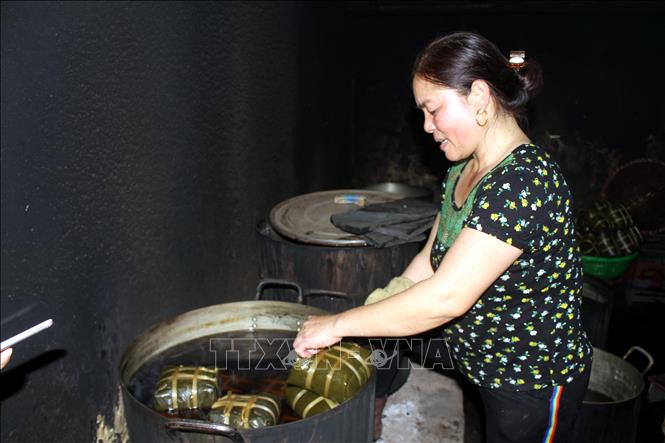 Trong ảnh: Bánh chưng Vĩnh Hòa được nấu liên tục trong 6 tiếng đồng hồ bằng than củi, sau đó đợi than tàn, nước nguội rồi mới vớt bánh ra. Ảnh: Tá Chuyên– TTXVN