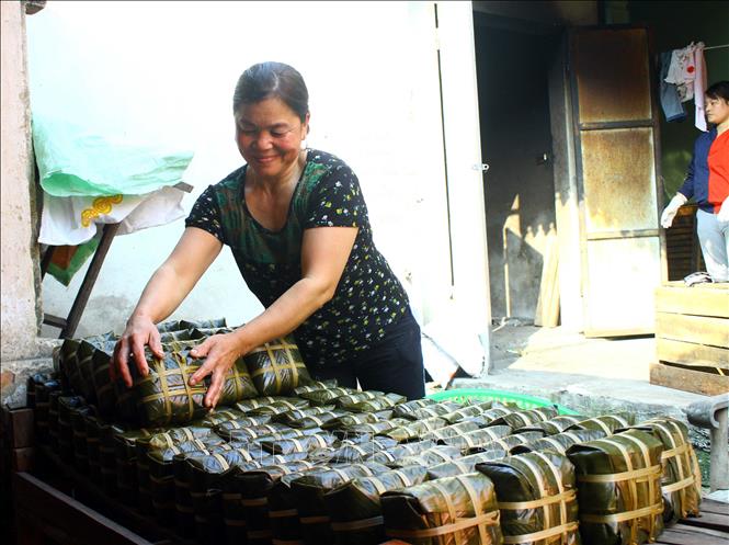 Trong ảnh: Bánh chưng Vĩnh Hòa nổi tiếng thơm ngon và còn xuất khẩu cả sang Nhật Bản. Ảnh: Tá Chuyên – TTXVN