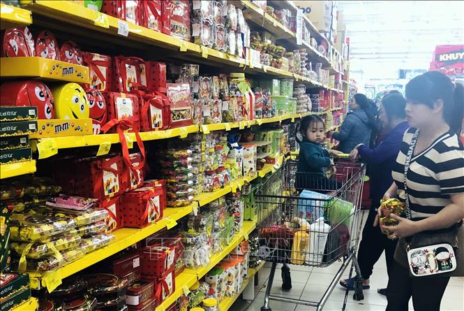 Trong ảnh: Khách hàng mua sắm tại siêu thị Big C. Ảnh: Trần Việt - TTXVN