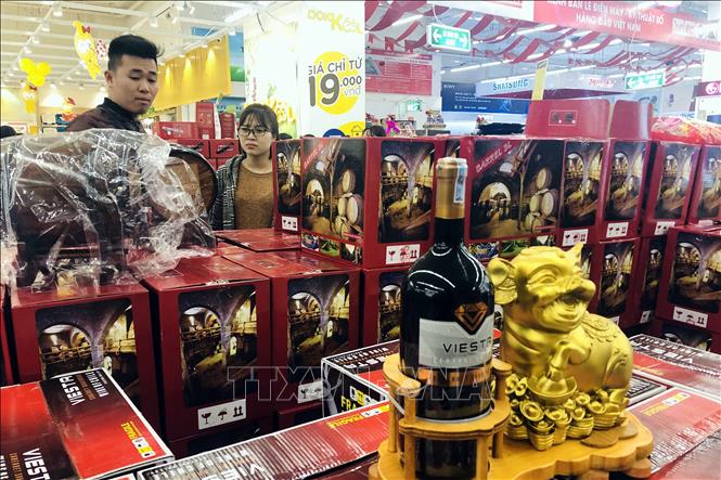 Trong ảnh: Khách hàng mua sắm tại siêu thị Big C. Ảnh: Trần Việt - TTXVN