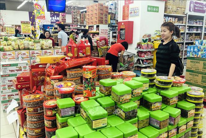 Trong ảnh: Khách hàng mua sắm tại siêu thị Big C. Ảnh: Trần Việt - TTXVN