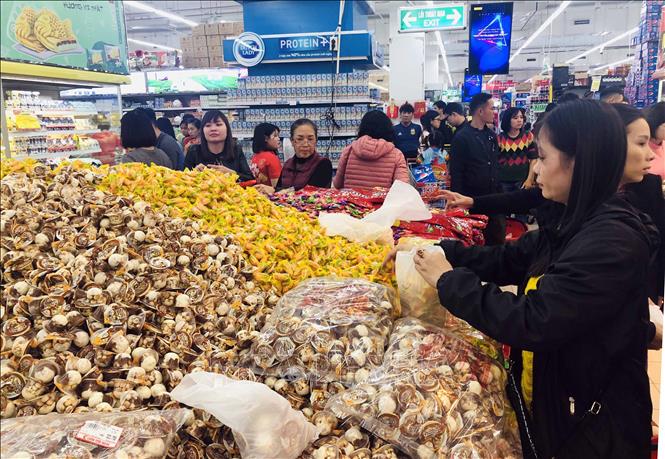 Trong ảnh: Khách hàng mua sắm tại siêu thị Big C. Ảnh: Trần Việt - TTXVN