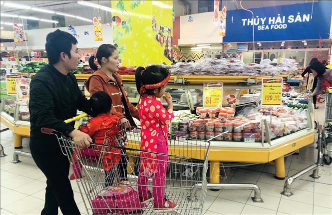 Trong ảnh: Khách hàng mua sắm tại siêu thị Big C. Ảnh: Trần Việt - TTXVN