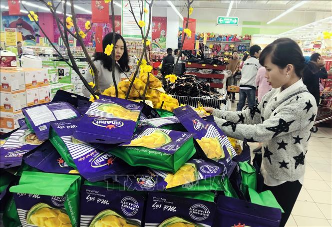 Trong ảnh: Khách hàng mua sắm tại siêu thị Big C. Ảnh: Trần Việt - TTXVN