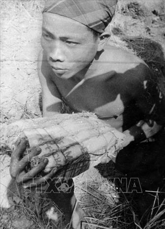 Trong ảnh: Chiến sĩ quân giải phóng Huỳnh Bá Liên dùng mìn đánh Đài Phát thanh Sài Gòn, đêm 31/1 rạng sáng 1/2/1968. Ảnh: Tư liệu TTXVN