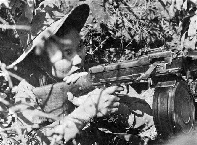 Trong ảnh: Nữ chiến sĩ quân giải phóng, xạ thủ trung liên Nguyễn Thị Khanh  tham gia đánh chiếm sân bay Tân Sơn Nhất, đêm 31/1, rạng sáng 1/2/1968. Ảnh: Tư liệu TTXVN