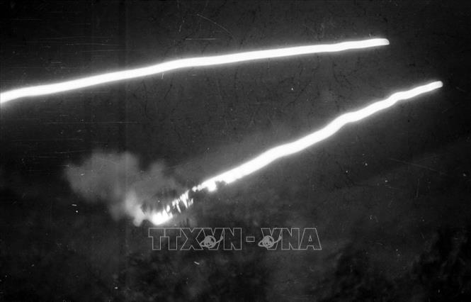 Trong ảnh: Pháo binh quân giải phóng bắn vào sân bay Tây Lộc, Huế (1968). Ảnh: Tư liệu TTXVN