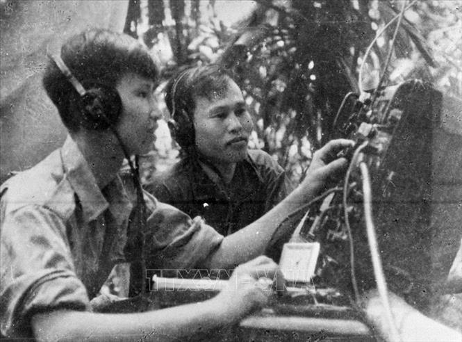 Trong ảnh: Chiến sĩ đơn vị thông tin quân giải phóng ở Trị Thiên-Huế chuyển mệnh lệnh chiến đấu (1968). Ảnh: Tư liệu TTXVN