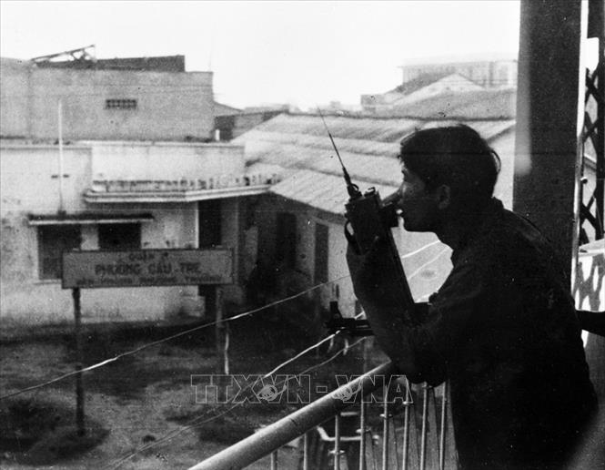 Trong ảnh: Quân giải phóng phát loa báo tin lực lượng cách mạng đã làm chủ quận 6, Sài Gòn (1968). Ảnh: Tư liệu TTXVN