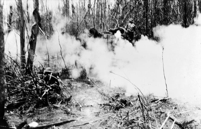 Trong ảnh: Sáng 2/1/1968, quân giải phóng tập kích vào cụm đóng quân của địch ở Bà Chiêm (Tây Ninh), tiêu diệt Tiểu đoàn 3, Lữ đoàn 1, Sư đoàn bộ binh số 1 của Mỹ. Ảnh: Tư liệu TTXVN