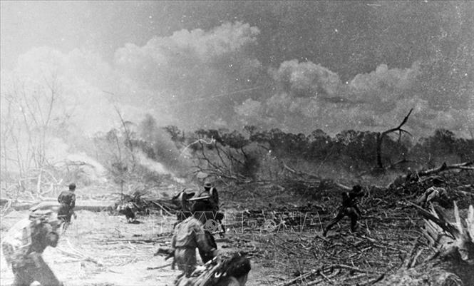 Trong ảnh: Sáng 2/1/1968, quân giải phóng tập kích vào cụm đóng quân của địch ở Bà Chiêm (Tây Ninh), tiêu diệt Tiểu đoàn 3, Lữ đoàn 1, Sư đoàn bộ binh số 1 của Mỹ. Ảnh: Tư liệu TTXVN