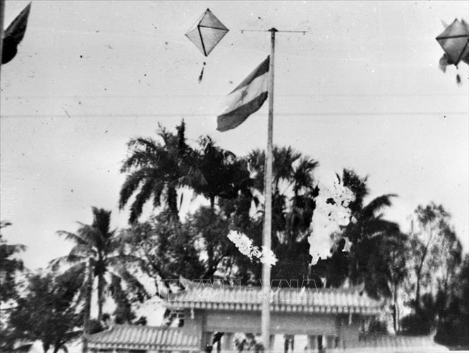 Trong ảnh: Vào lúc 6 giờ 15 phút ngày 31/1/1968, lá cờ của Liên minh các Lực lượng Dân tộc, Dân chủ và Hoà bình Việt Nam được kéo lên cột cờ Tòa Tỉnh trưởng Thừa Thiên-Huế. Ảnh: Tư liệu TTXVN