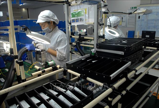 Trong ảnh: Dây chuyền sản xuất thiết bị điện tử, thiết bị thắp sáng trong xe ô tô, xe máy tại Công ty TNHH Điện Việt Nam Stanley (vốn đầu tư của Nhật Bản) tại Hà Nội. Ảnh: Danh Lam – TTXVN