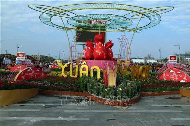 Trong ảnh: Chợ hoa xuân Phú Cường. Ảnh: Lê Sen - TTXVN